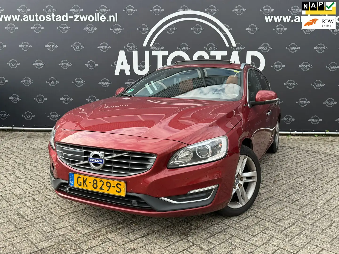 Volvo V60 2.4 D6 Twin Engine R-Design Automaat/opendak/navi/ Roşu - 1