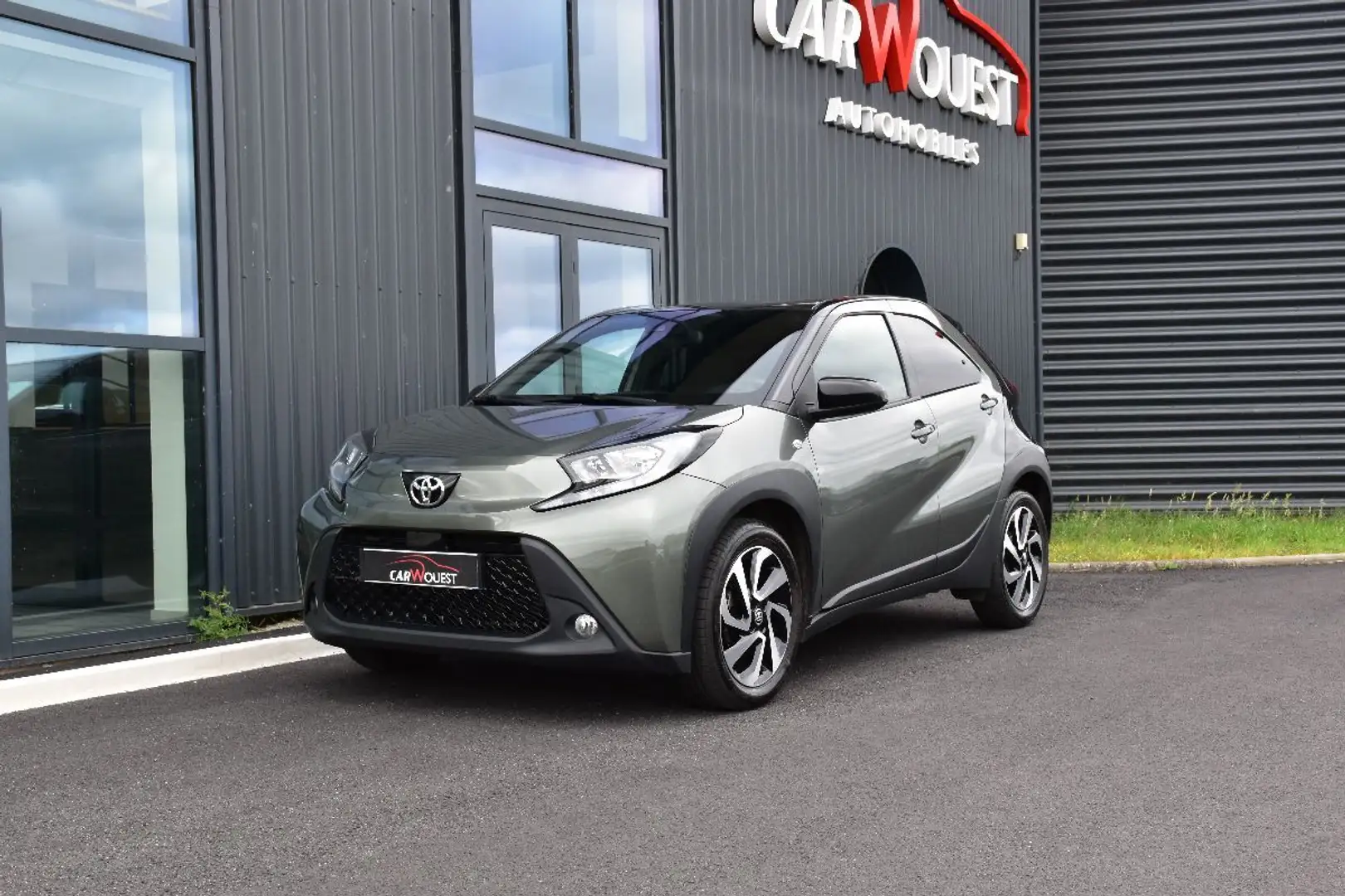 Toyota Aygo X (2) 1.0 VVT-I 72 DESIGN Vert - 1