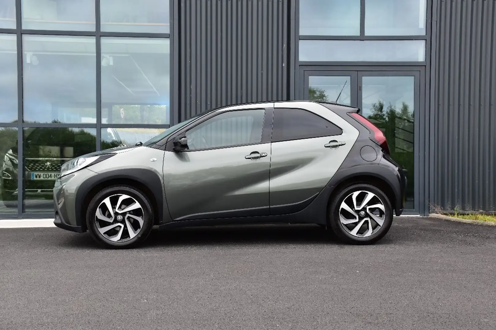 Toyota Aygo X (2) 1.0 VVT-I 72 DESIGN Vert - 2