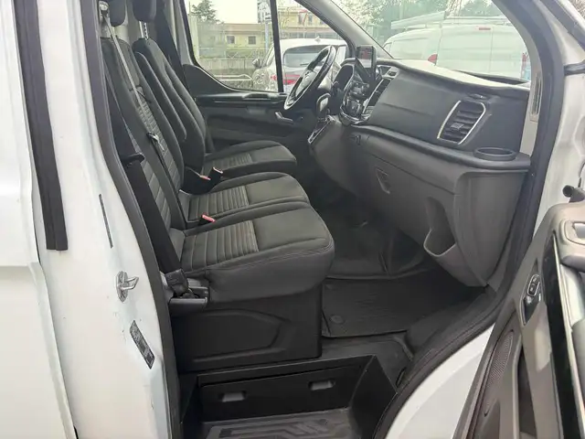 Ford Transit Custom view 9