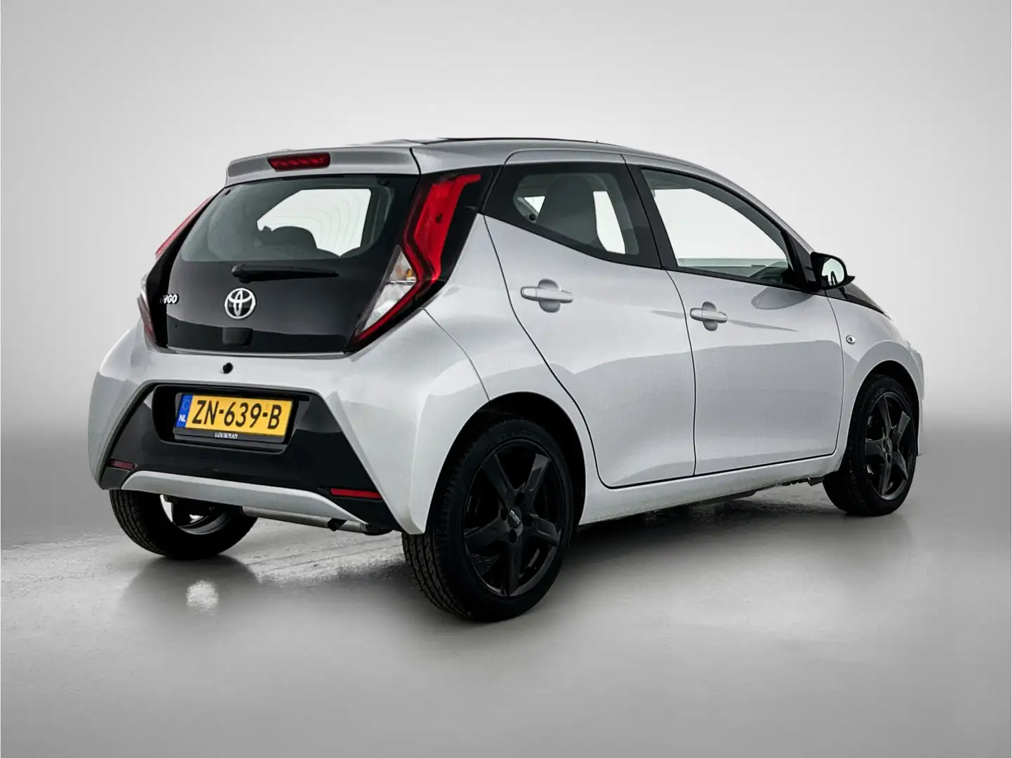 Toyota Aygo 1.0 VVT-i x-play Grijs - 2