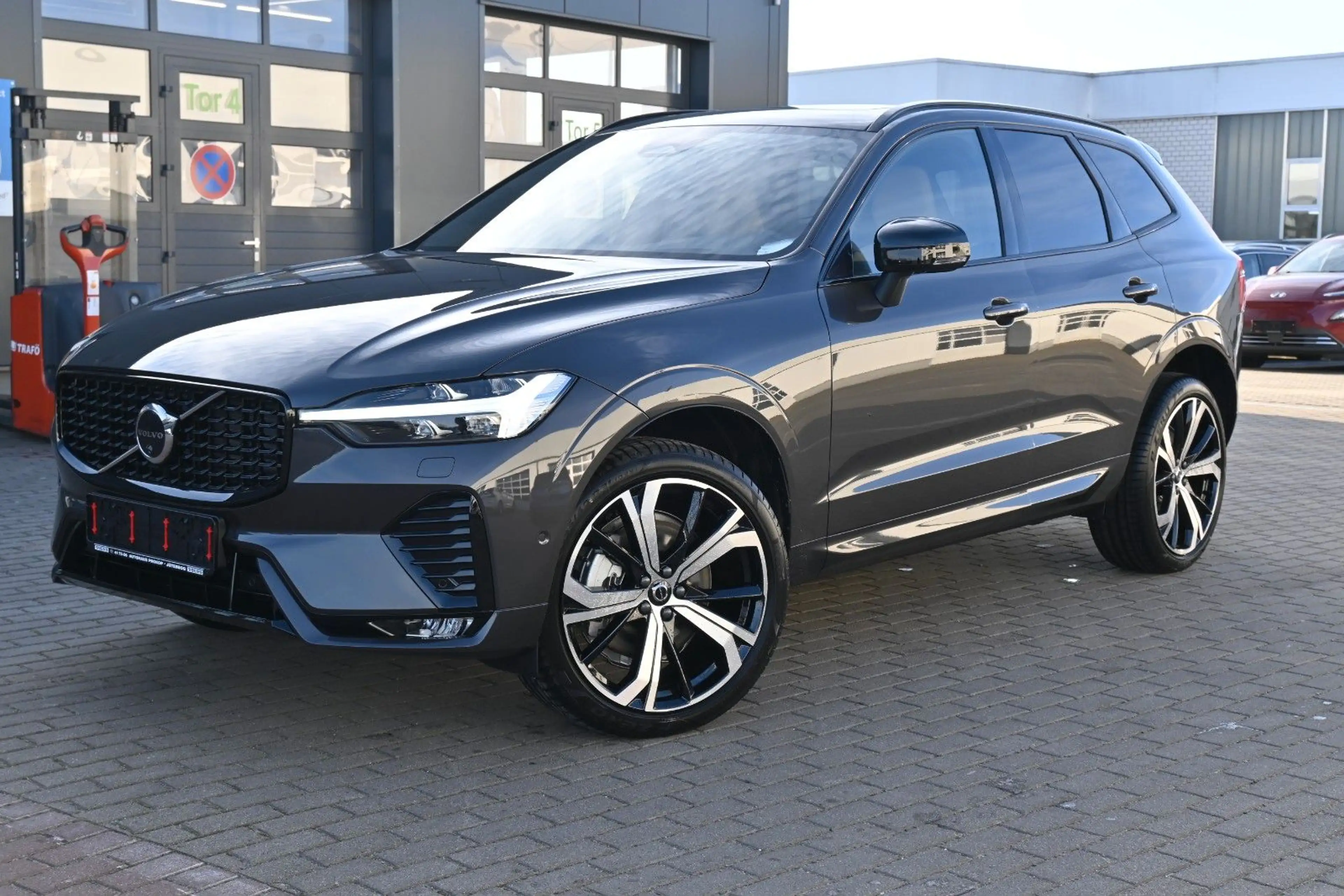 Volvo XC60 B5 AWD Ultra Dark*LUFT*360°*ACC*B&W*AHK