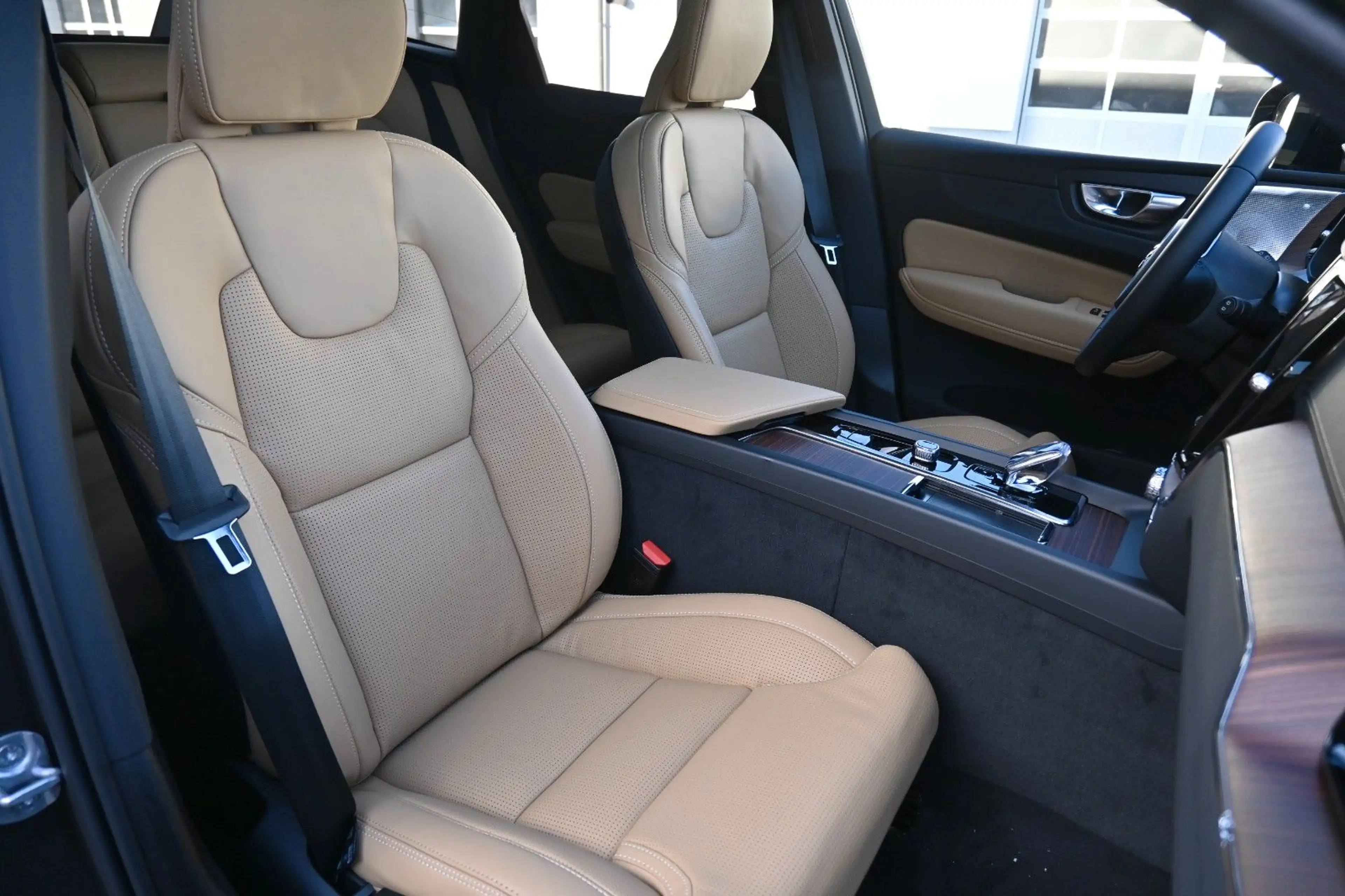 Volvo XC60 B5 AWD Ultra Dark*LUFT*360°*ACC*B&W*AHK — photo 14