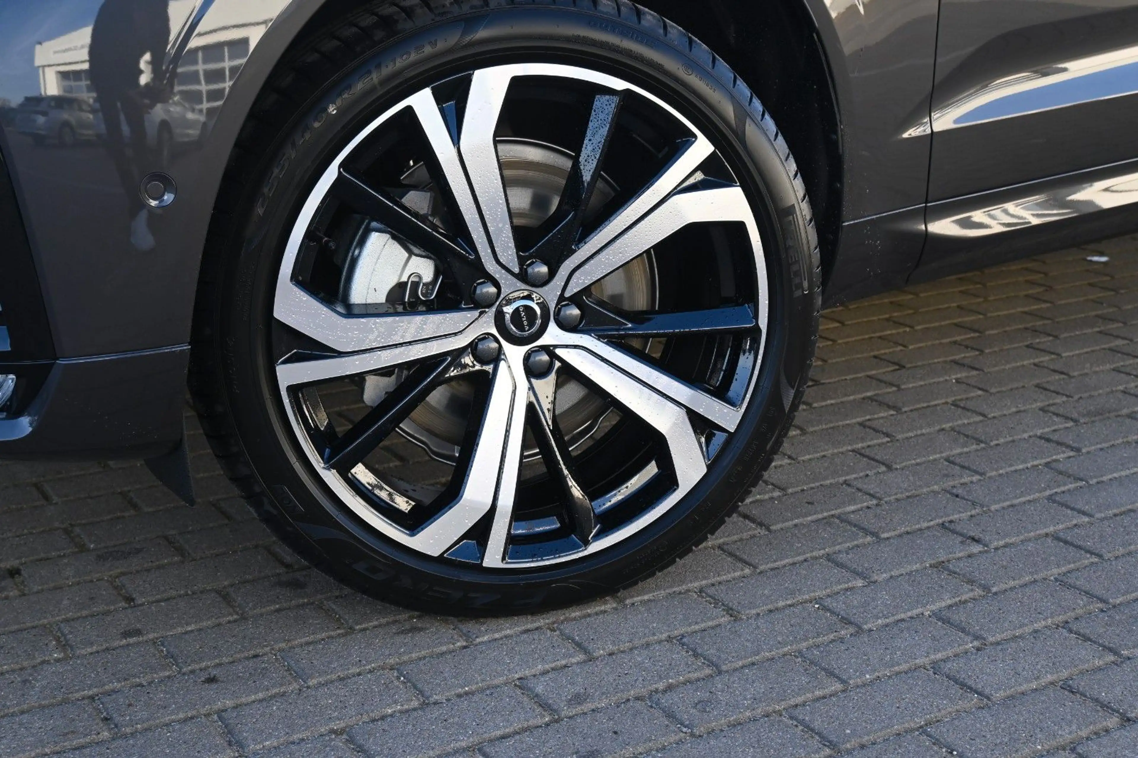 Volvo XC60 B5 AWD Ultra Dark*LUFT*360°*ACC*B&W*AHK — photo 2