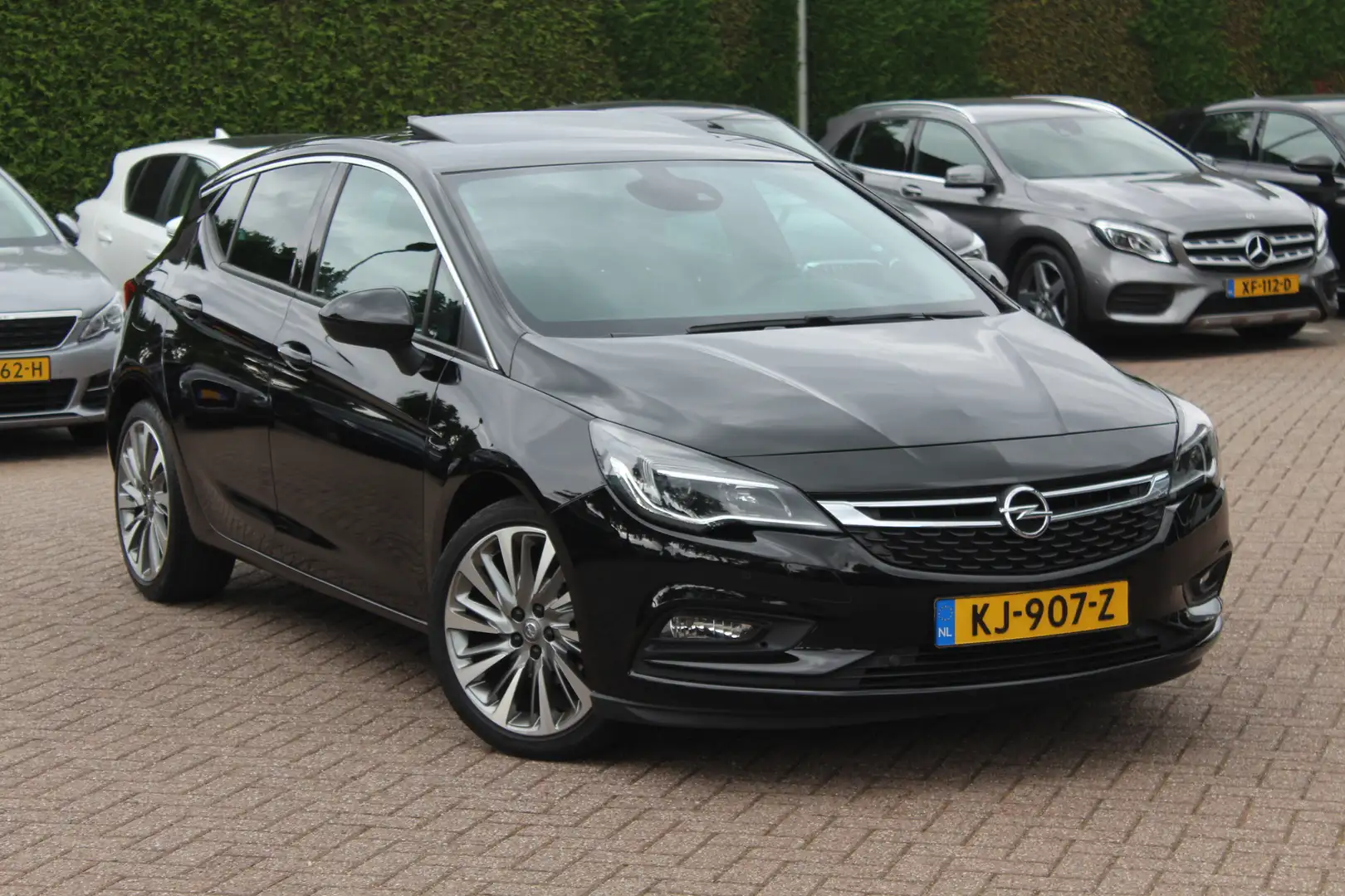 Opel Astra 1.0 Innovation / Schuifdak / Leder / Navigatie / 1 Zwart - 1