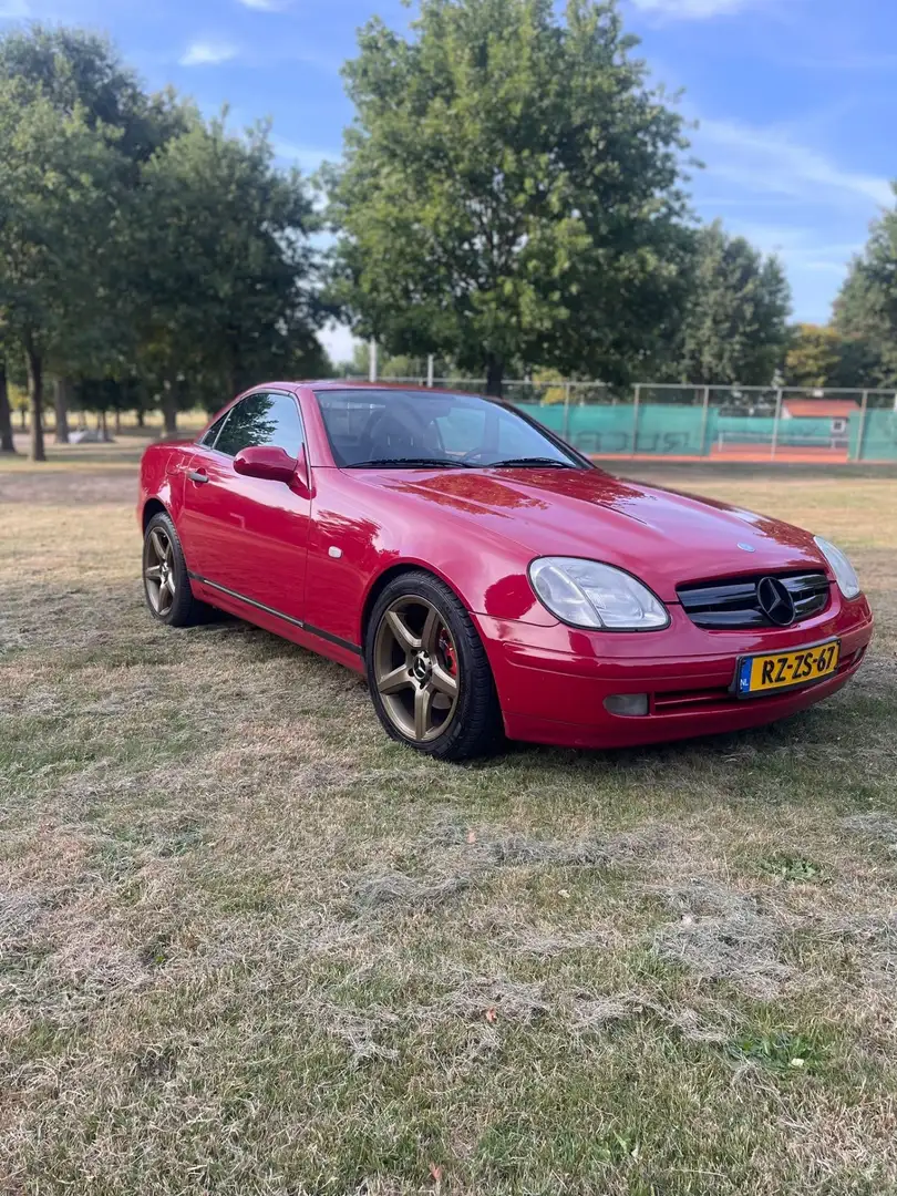 Mercedes-Benz 200 Червоний - 1