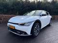 Kia EV6 PLUS 77.4KWH SOH 100%/LEER/NAV/ACARPLAY/FABRIEKSGA Weiß - thumbnail 1