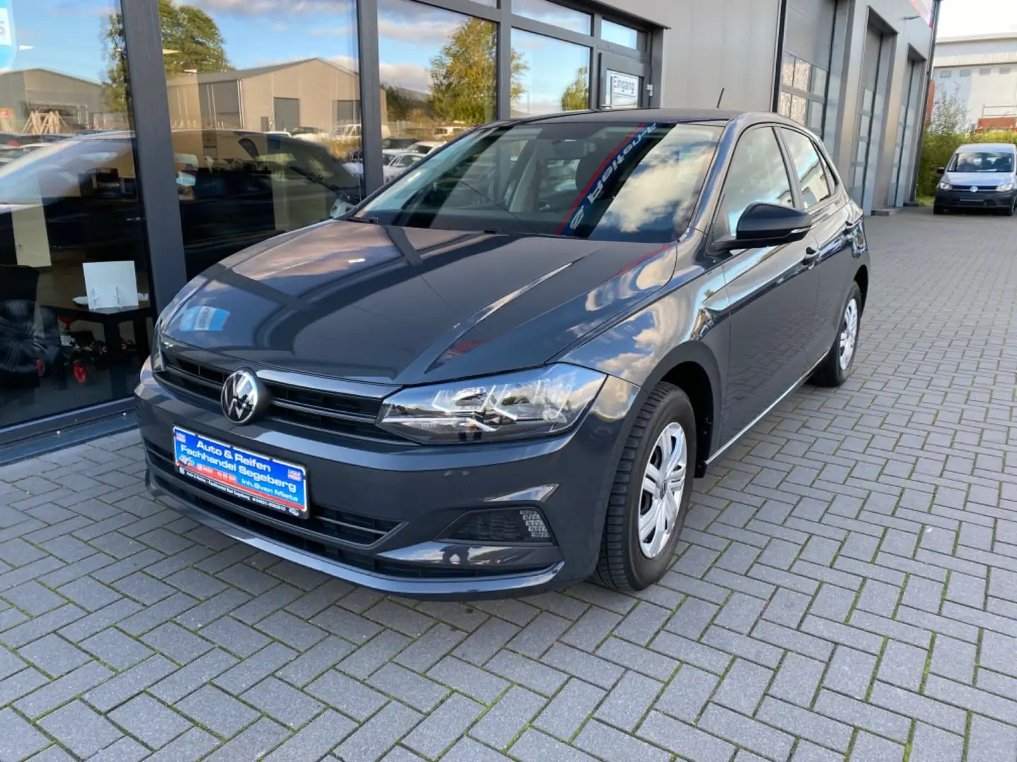 Volkswagen Polo VI 1.0 Trendline*KLIMA*SITZHZG*ALLWETTER Gri - 1