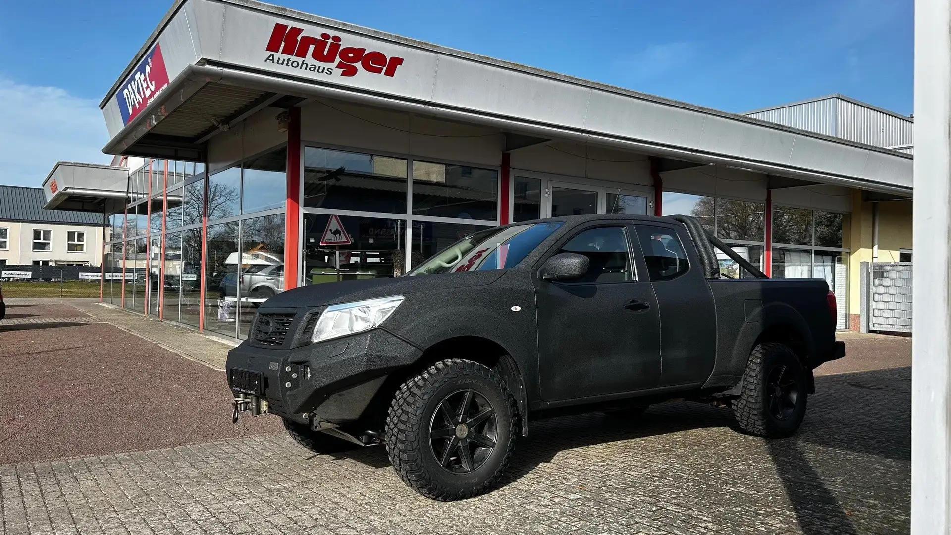 Nissan NP300 Visia King Cab 4x4 Negro - 1