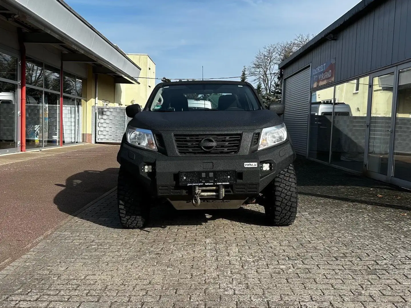 Nissan NP300 Visia King Cab 4x4 Negro - 2