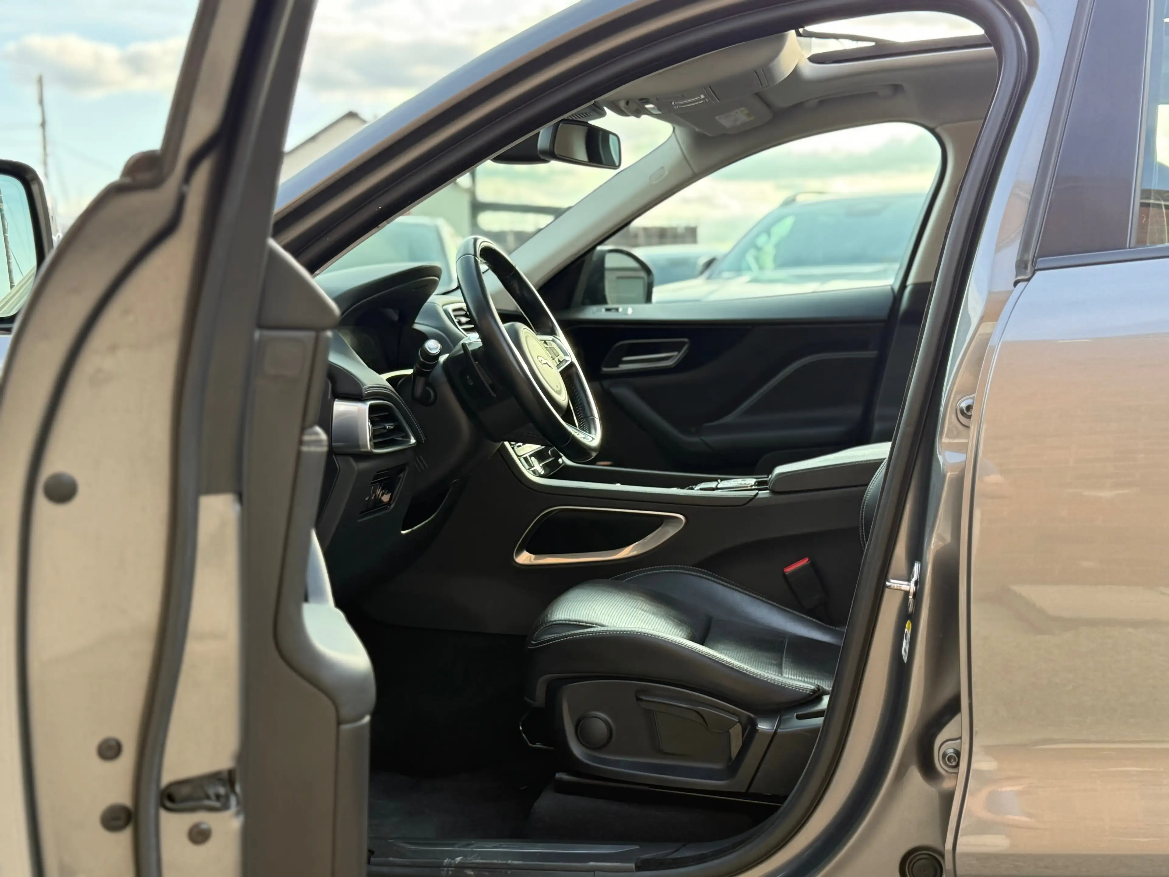 Jaguar F-Pace 2.0 D R-Sport TOIT PANO - VIRTUAL COCKPIT - CAMERA - FULL OPTIONS GARANTIE 12 MOIS — photo 9