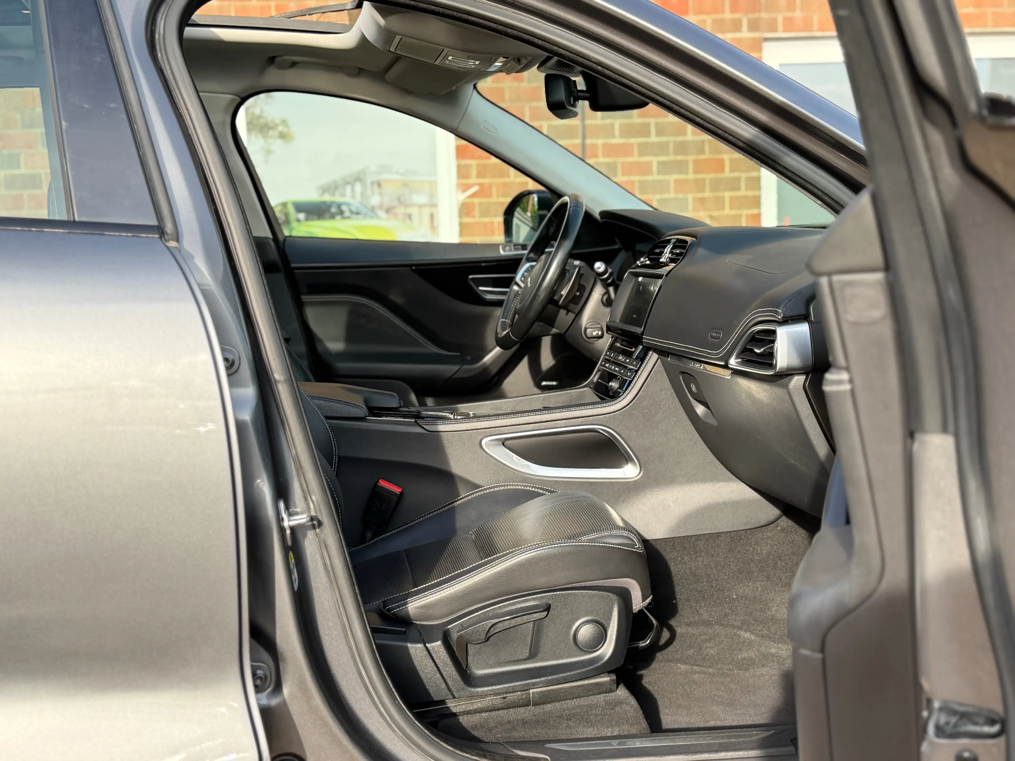 Jaguar F-Pace 2.0 D R-Sport TOIT PANO - VIRTUAL COCKPIT - CAMERA - FULL OPTIONS GARANTIE 12 MOIS — photo 11