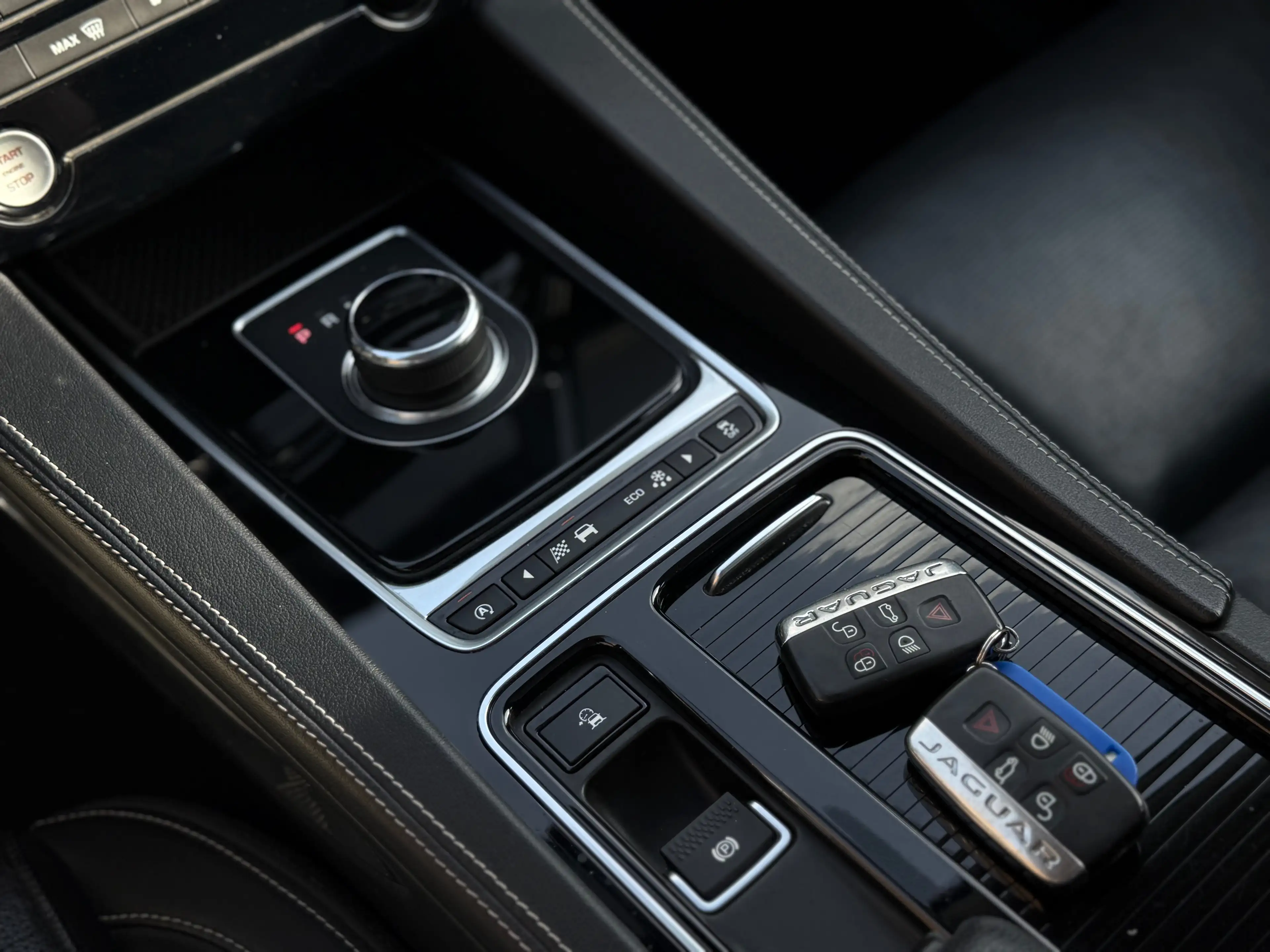Jaguar F-Pace 2.0 D R-Sport TOIT PANO - VIRTUAL COCKPIT - CAMERA - FULL OPTIONS GARANTIE 12 MOIS — photo 14