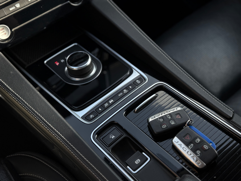 Jaguar F-Pace 2.0 D R-Sport TOIT PANO - VIRTUAL COCKPIT - CAMERA - FULL OPTIONS GARANTIE 12 MOIS — photo 14