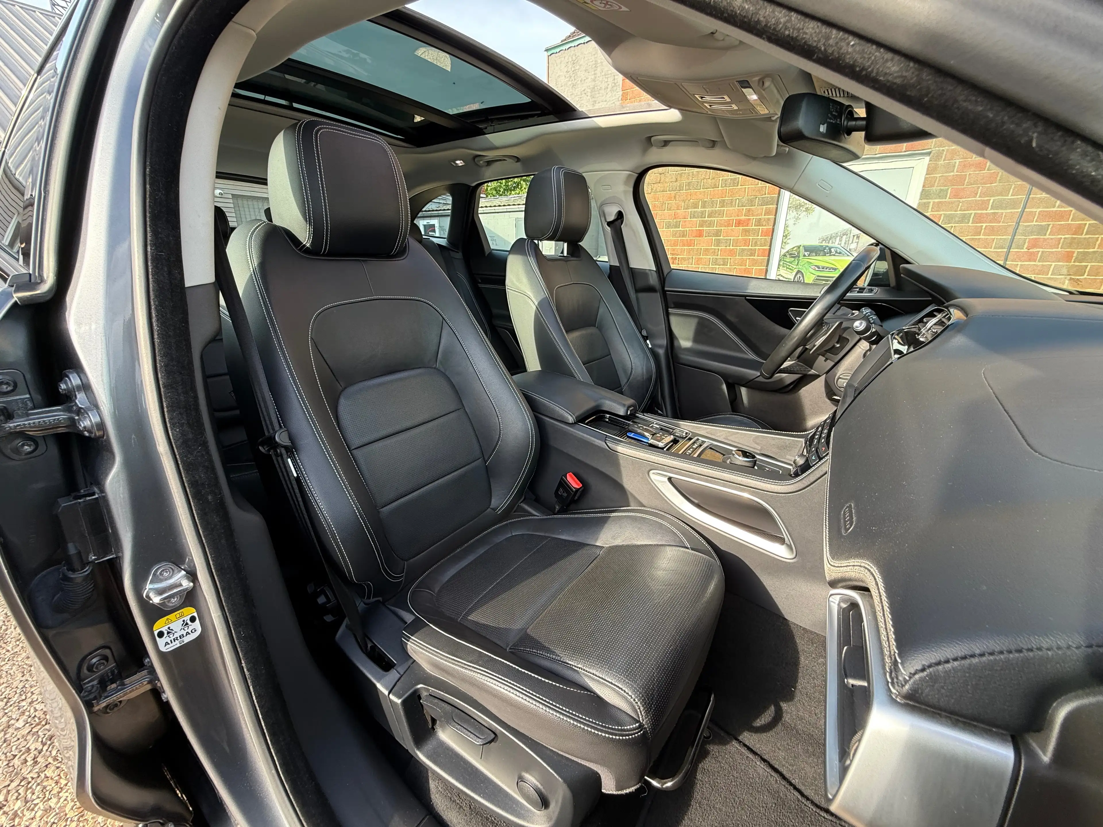 Jaguar F-Pace 2.0 D R-Sport TOIT PANO - VIRTUAL COCKPIT - CAMERA - FULL OPTIONS GARANTIE 12 MOIS — photo 12