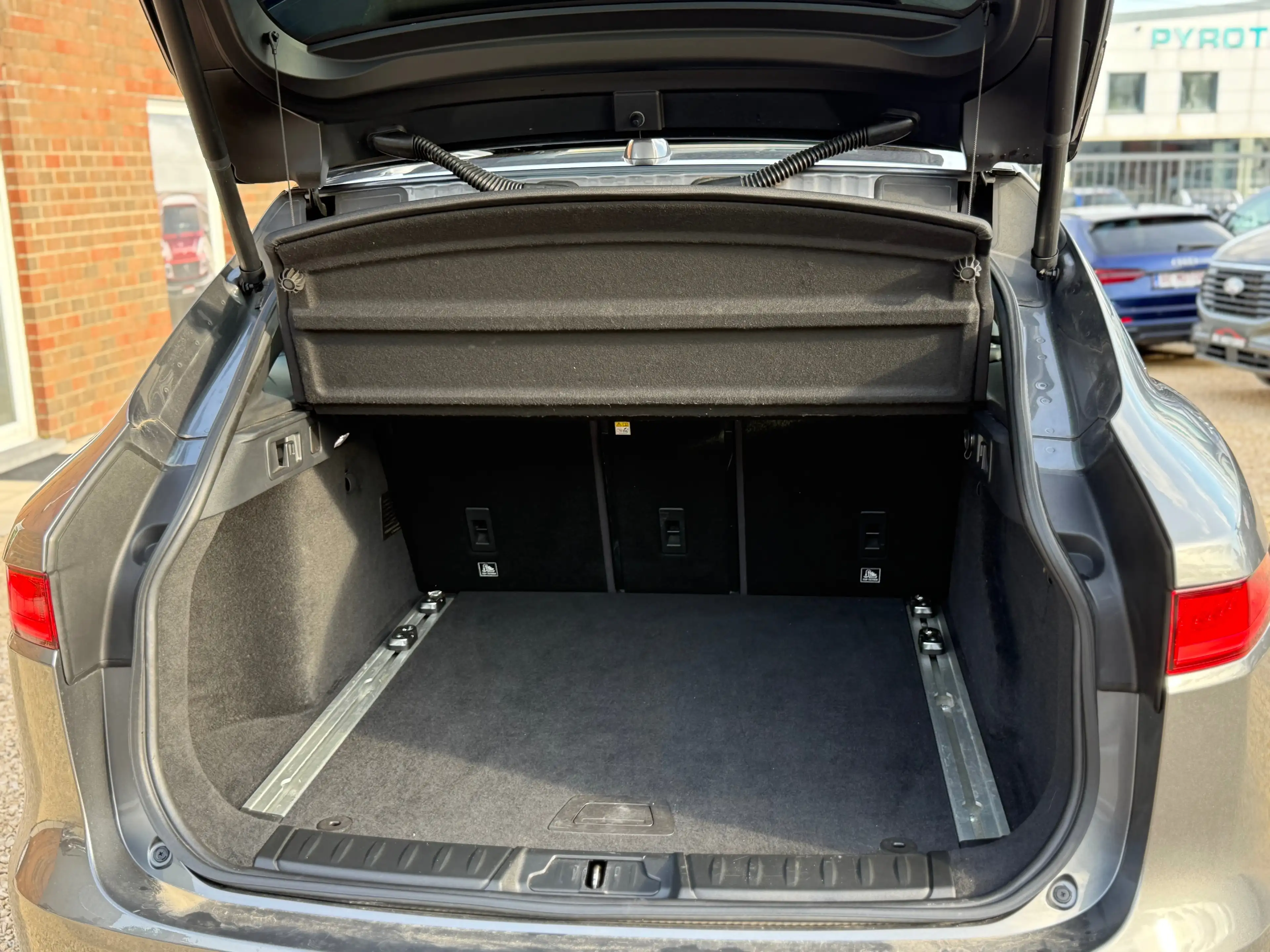 Jaguar F-Pace 2.0 D R-Sport TOIT PANO - VIRTUAL COCKPIT - CAMERA - FULL OPTIONS GARANTIE 12 MOIS — photo 7