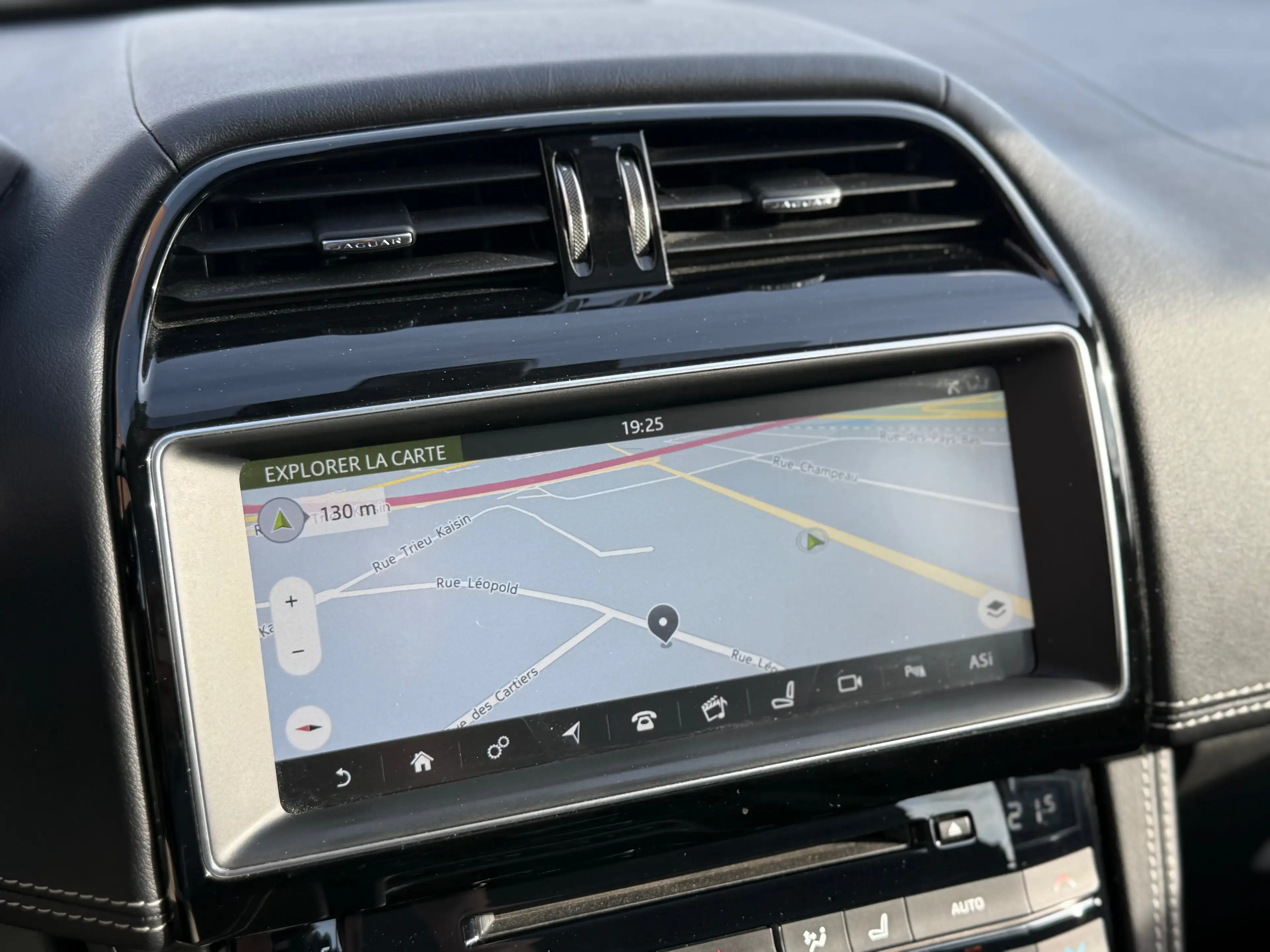 Jaguar F-Pace 2.0 D R-Sport TOIT PANO - VIRTUAL COCKPIT - CAMERA - FULL OPTIONS GARANTIE 12 MOIS — photo 15