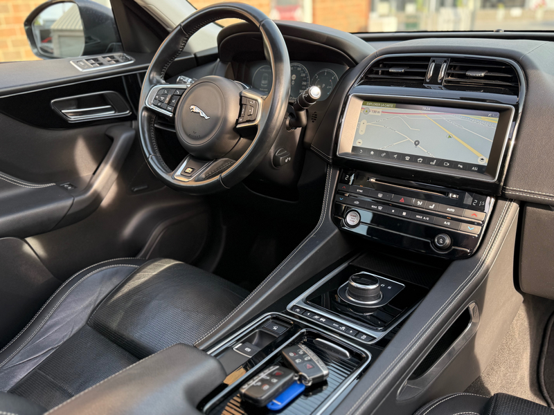 Jaguar F-Pace 2.0 D R-Sport TOIT PANO - VIRTUAL COCKPIT - CAMERA - FULL OPTIONS GARANTIE 12 MOIS — photo 13