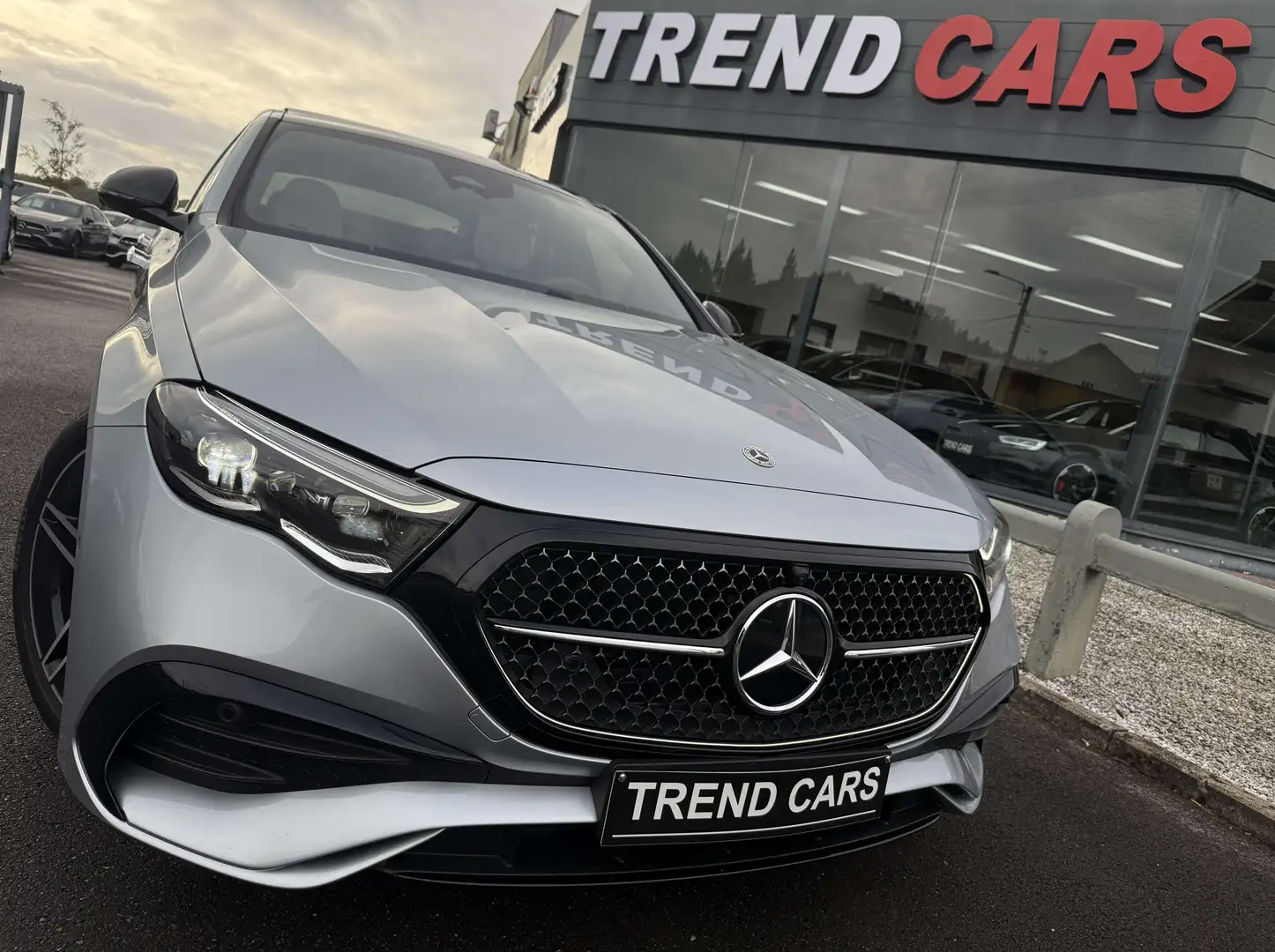 Mercedes-Benz E 200 AUT 9G.PACK AMG/NIGHT PANO CARPL CAM360 GAR.06/27 Gris - 1