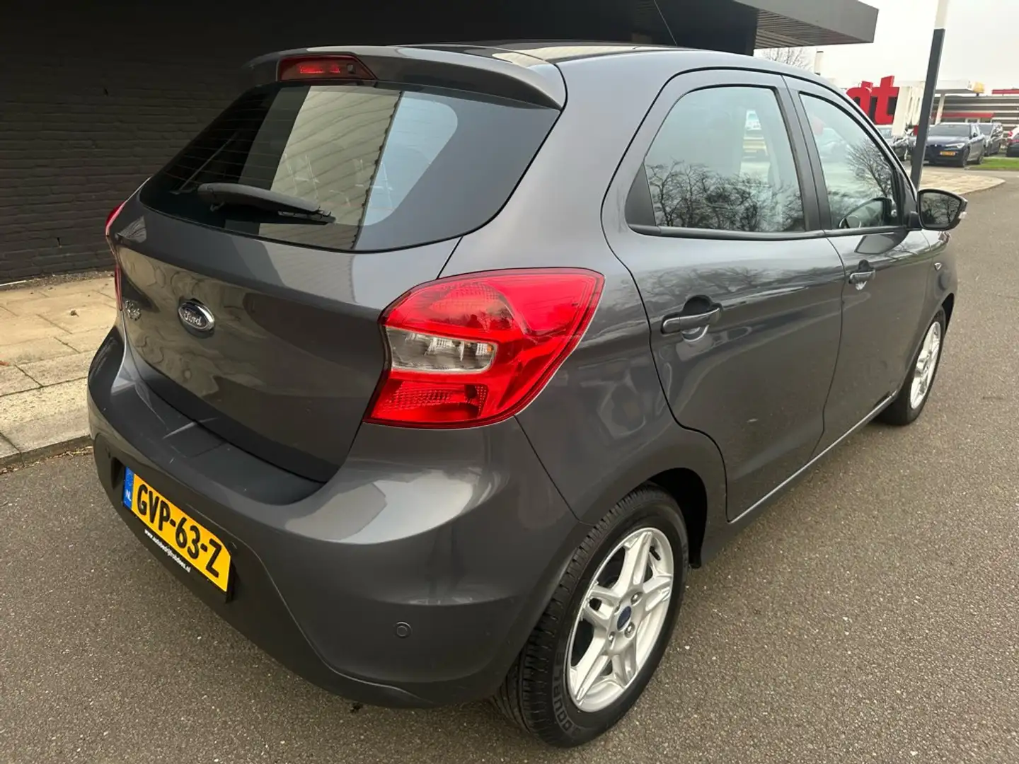 Ford Ka/Ka+ 1.2 Trend Ultimate Gris - 2