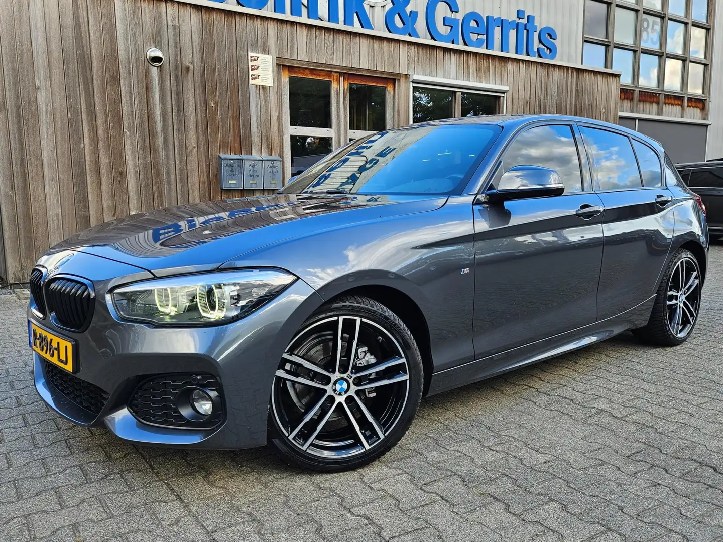 BMW 118 1-serie 118i Edition M Sport Shadow Line Grau - 1