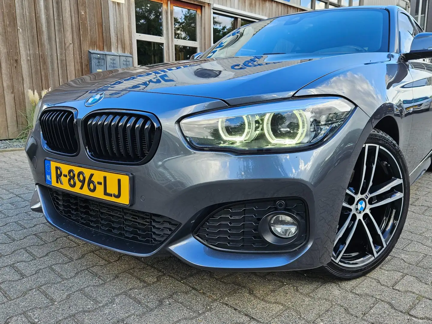 BMW 118 1-serie 118i Edition M Sport Shadow Line Grau - 2