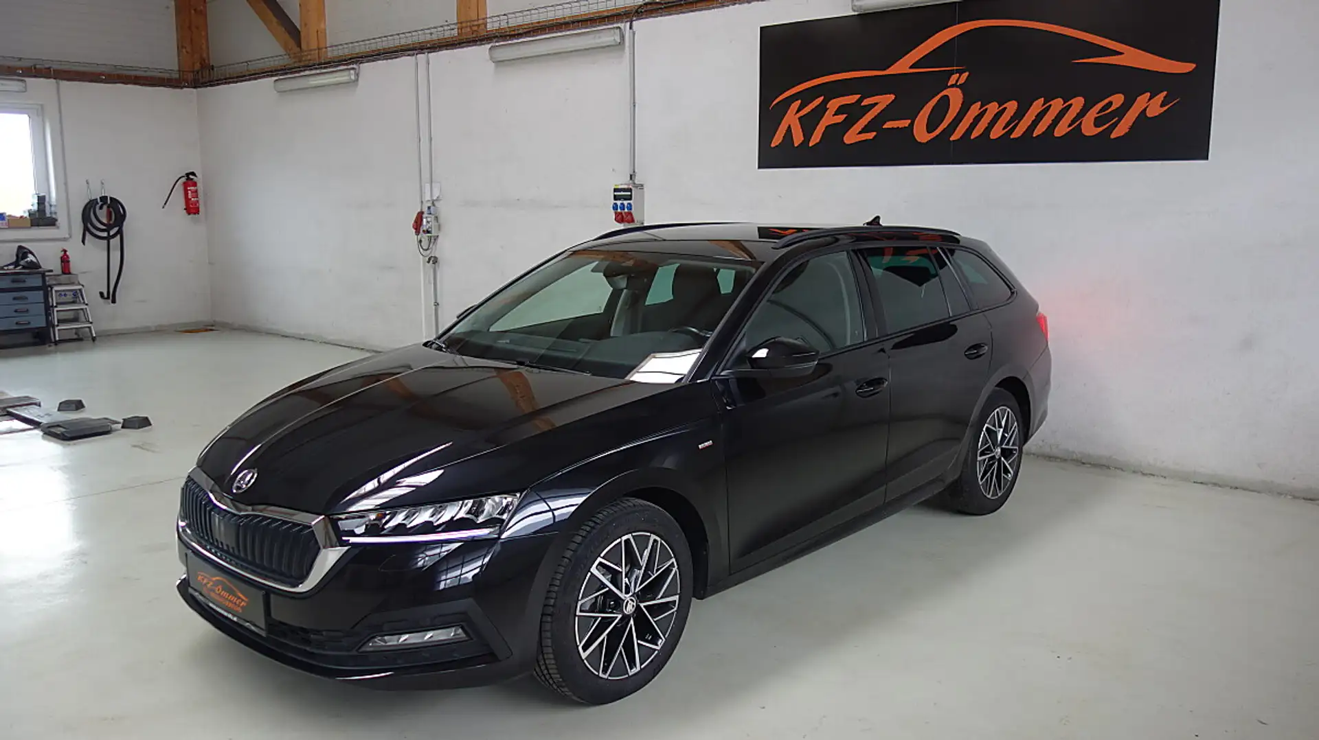Skoda Octavia Combi 2,0 TDI DSG,AHK,Virtual,SHZ vo/hi,Kamera,LED Schwarz - 1