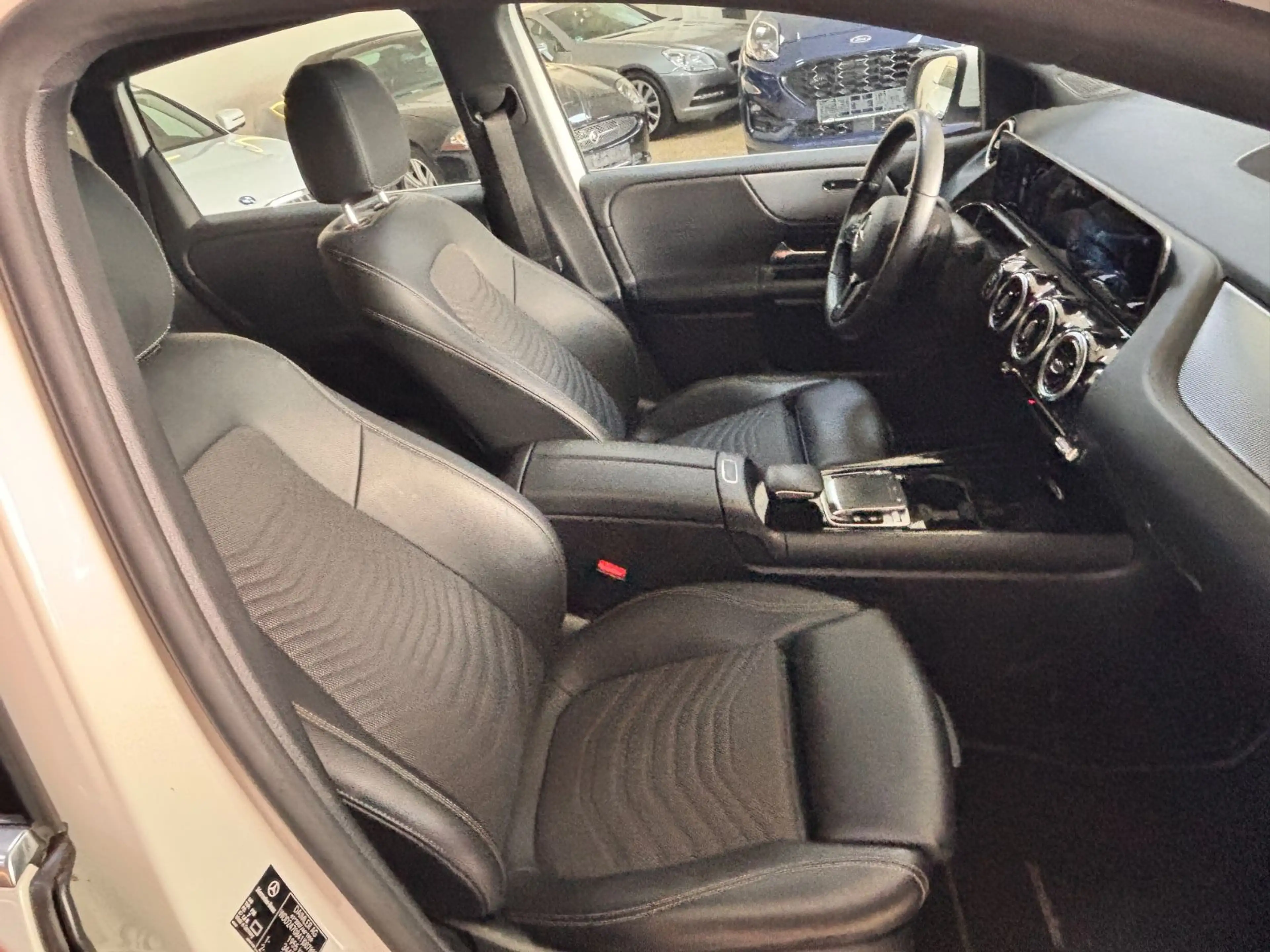 Mercedes-Benz B 180 Aut. — photo 16
