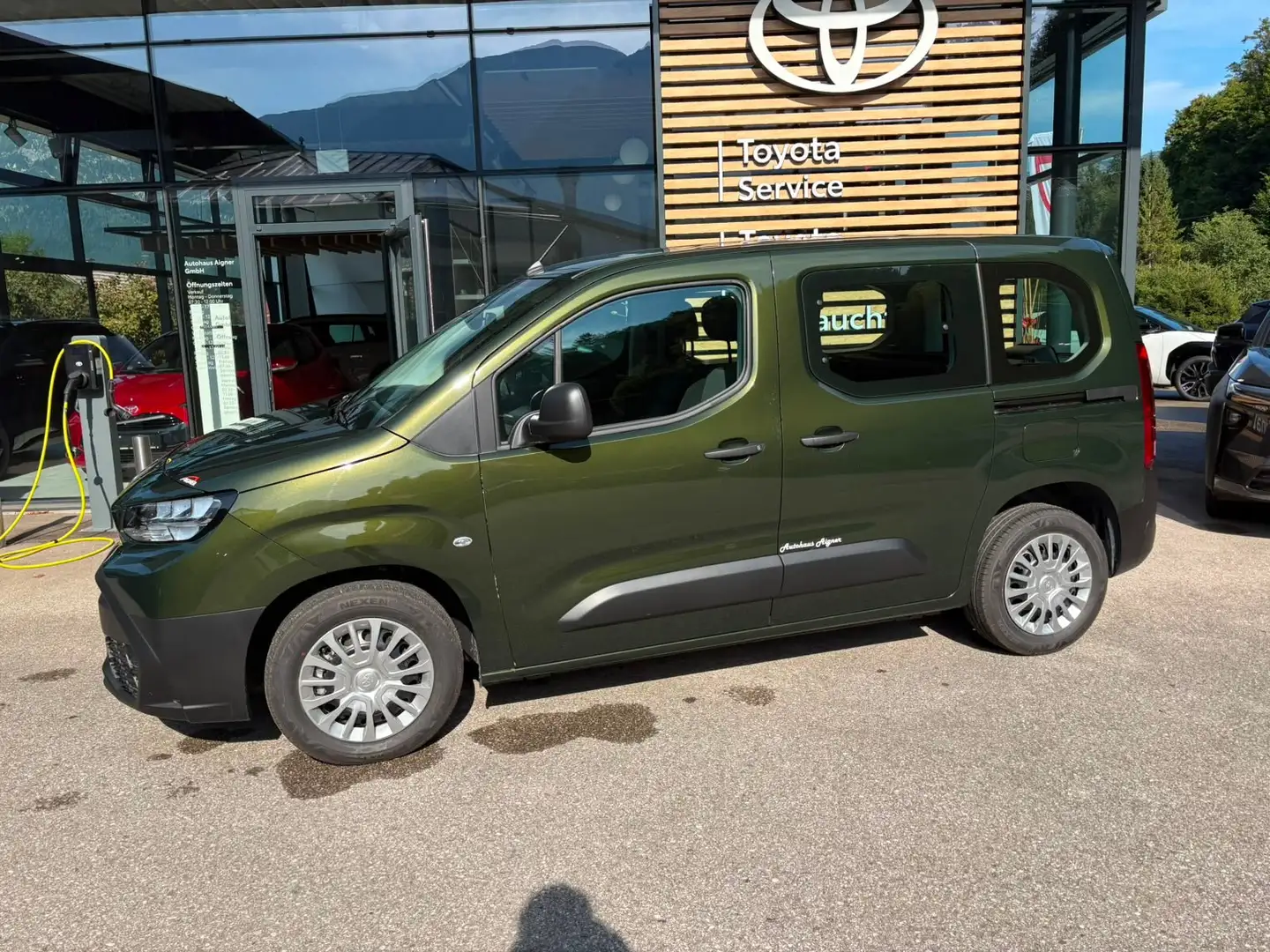 Toyota Proace City Proace City Verso L1 1,5 D4D 102 Shuttle Shuttle Grün - 1