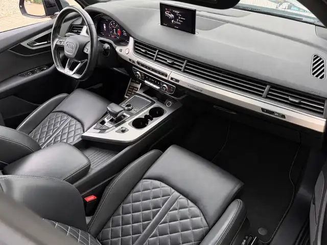 Audi SQ7 view 11