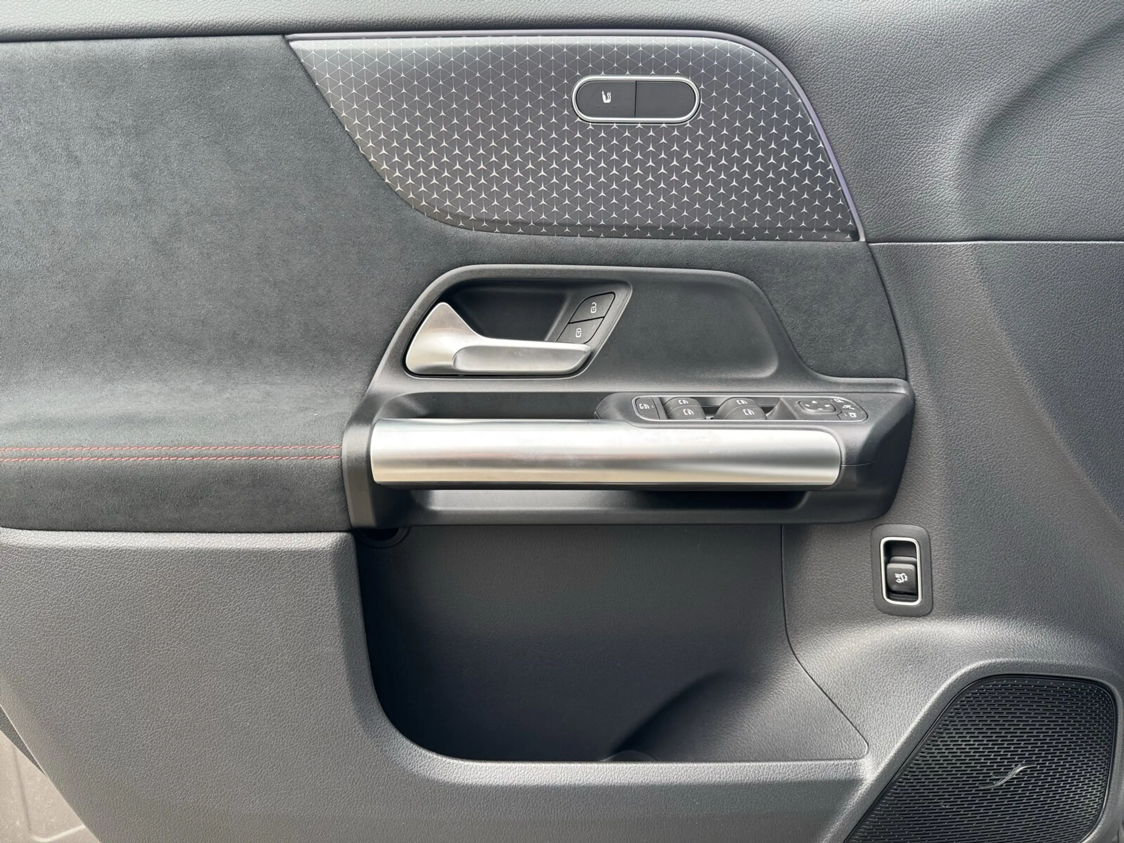 Mercedes-Benz EQA 300 EQA 300 4M AMG*KAMERA*AHK*DISTRONIC*SHZ*LHZ*KEYL — photo 14