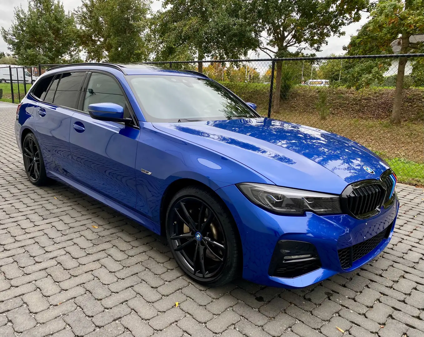 BMW 330 e Plug-in Hybr M Sport - Shadow Individual Carbon Bleu - 1