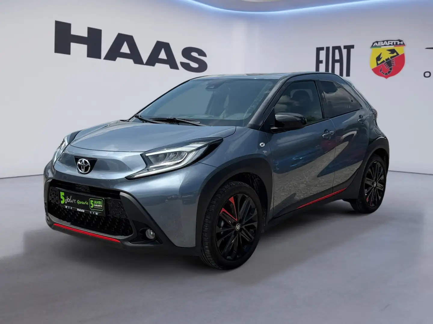 Toyota Aygo X 1.0 UNDERCOVER Klimaautomatik, Navigation Grau - 2