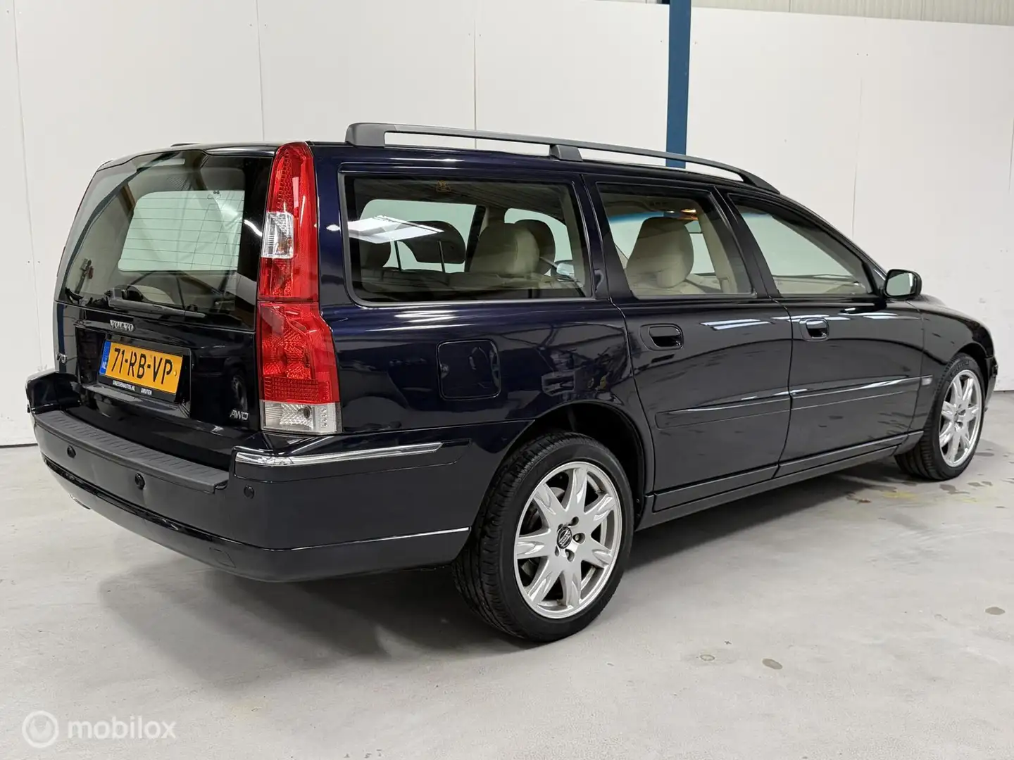 Volvo V70 2.5T AWD Summum AUTOMAAT / LEER / XENON Blauw - 2