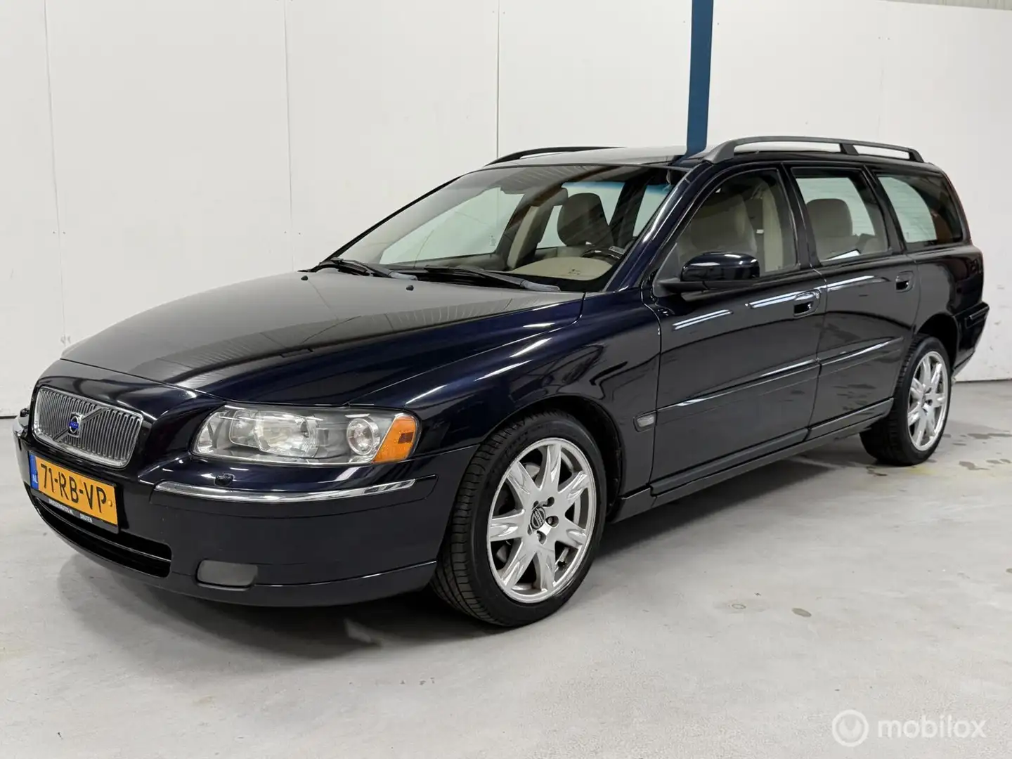 Volvo V70 2.5T AWD Summum AUTOMAAT / LEER / XENON Blauw - 1