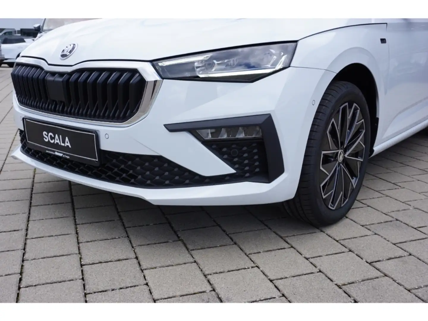 Skoda Scala 1.0 TSI Drive DSG Navi LED ACC Kamera SHZ PDC DAB Weiß - 2