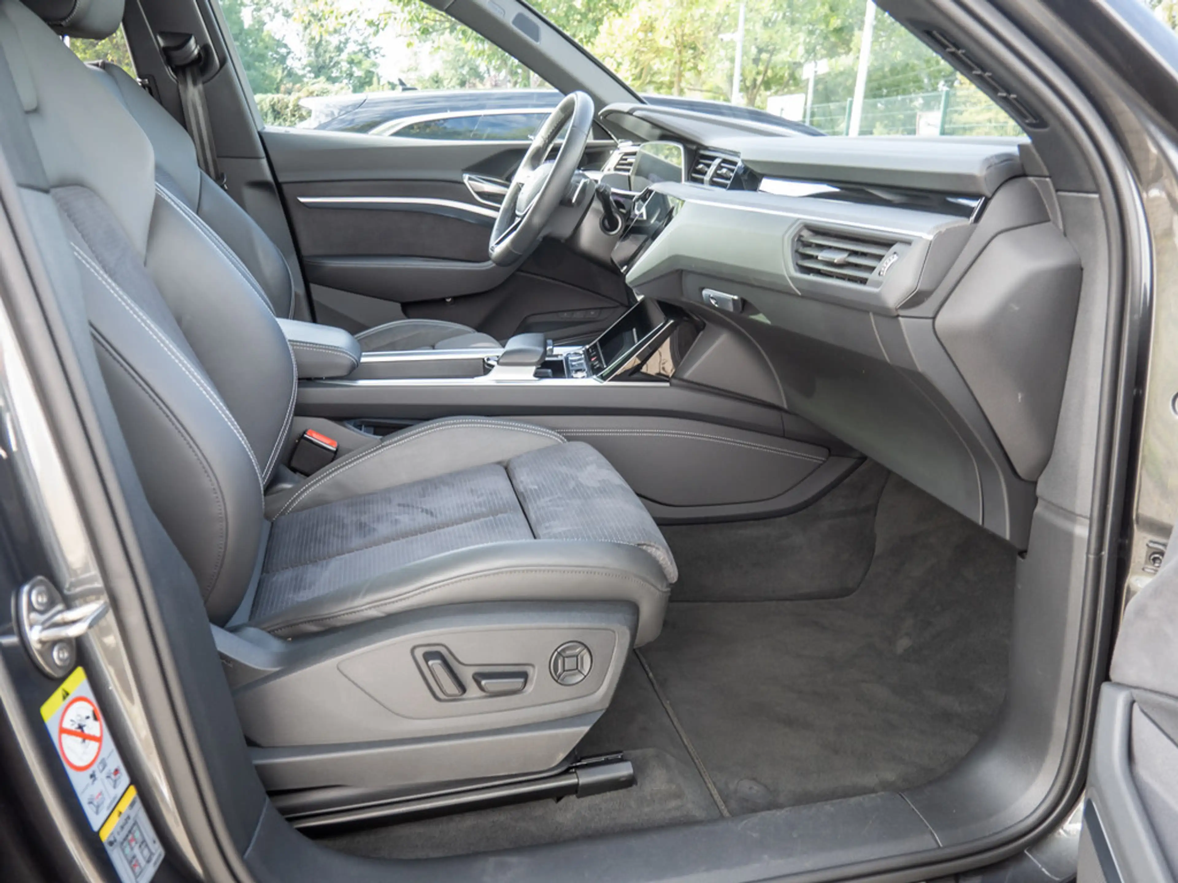 Audi Q8 e-tron S line 55 quattro MATRIX PANO ACC B — photo 2