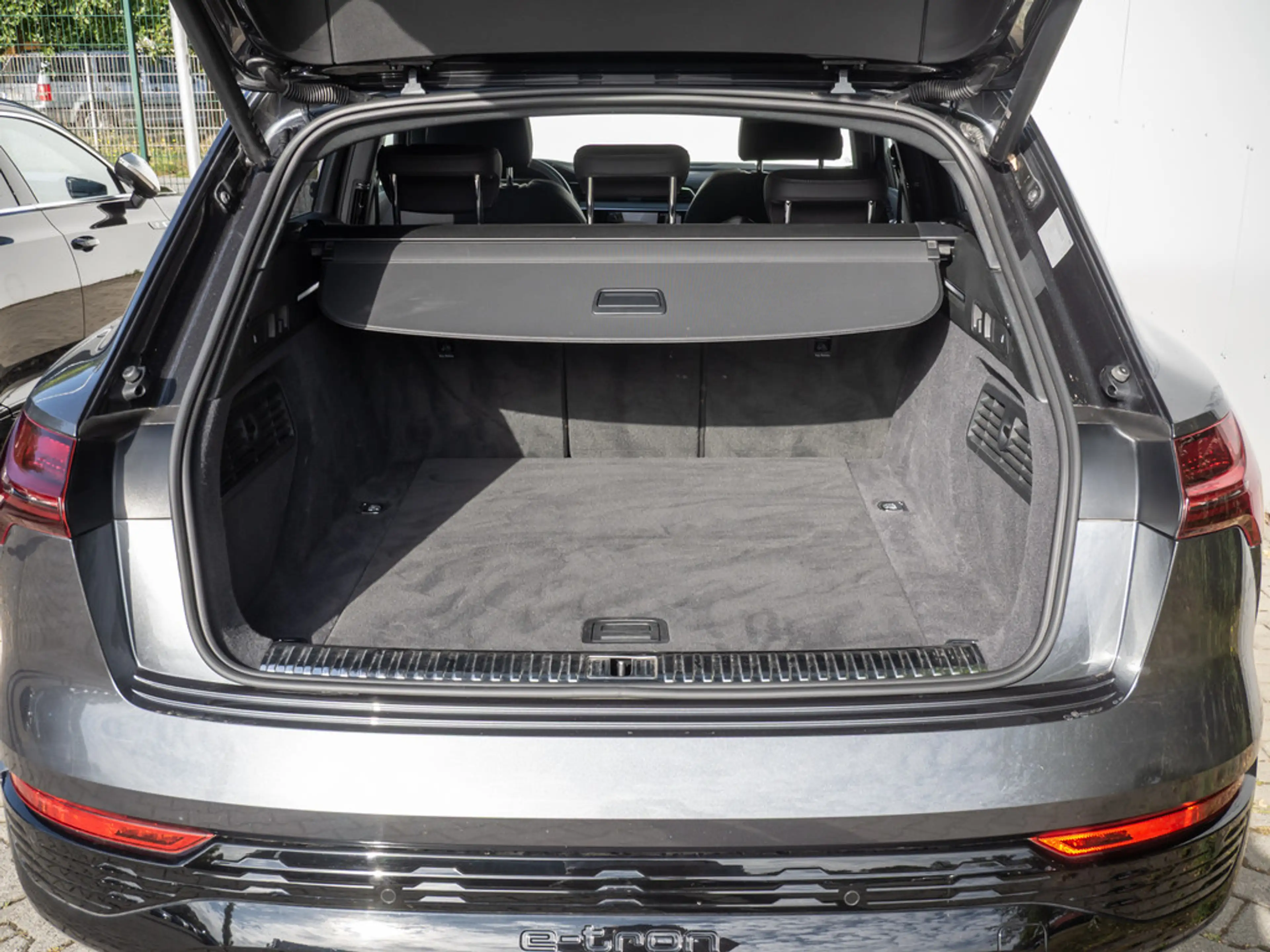 Audi Q8 e-tron S line 55 quattro MATRIX PANO ACC B — photo 24
