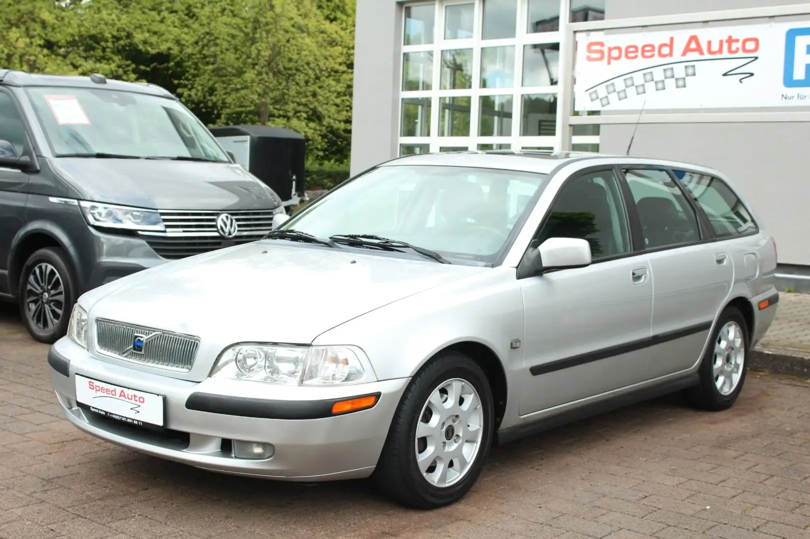 Volvo V40 1.8 Comfort Aut./LEDER/GHSD/SITZH./8-FACH Grau - 1