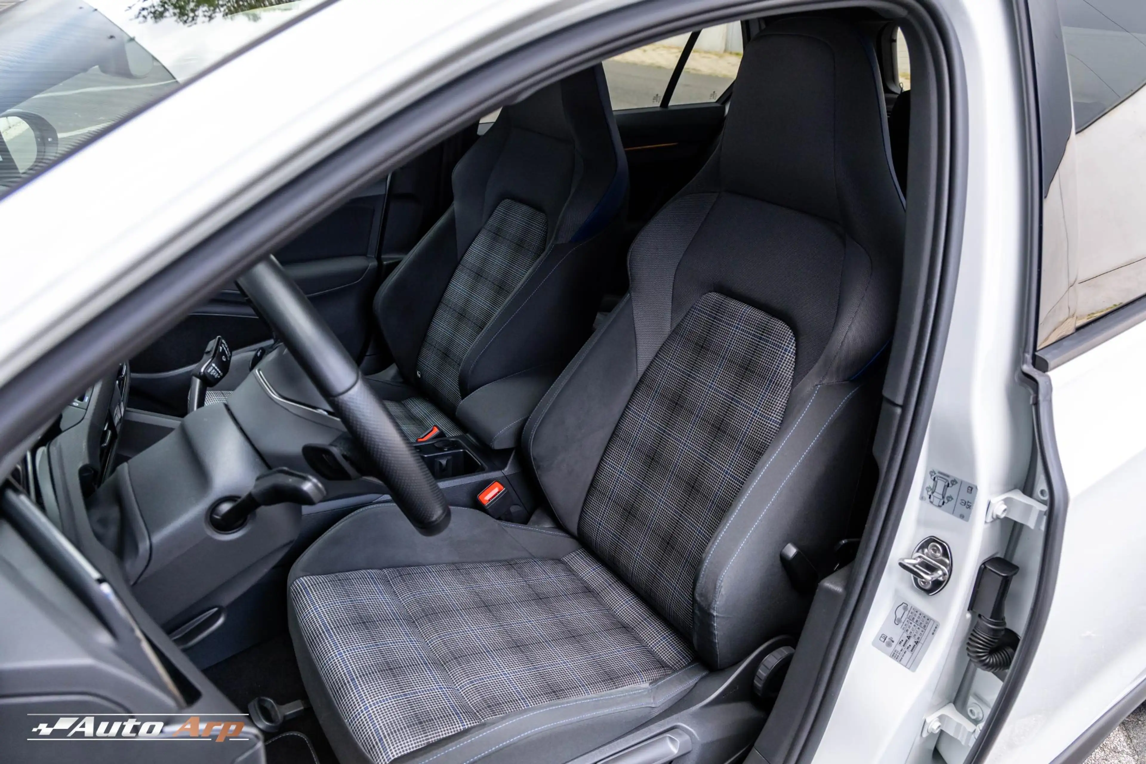 Volkswagen Golf GTE 1.4 eHybrid — photo 14