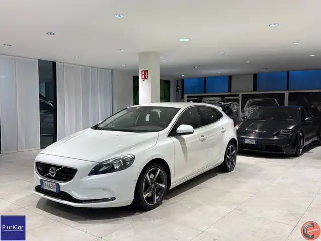 Volvo V40 T4 Momentum 180cv auto Cruise Fari Xeno Blis 17”