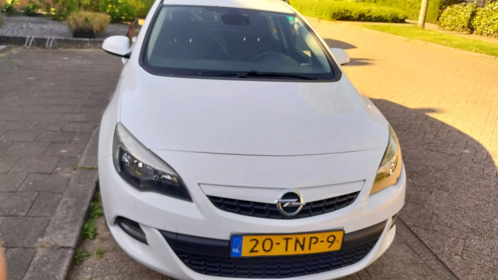 Opel Astra 1.4 Turbo Sport, uitlaat systeem. Wit - 2
