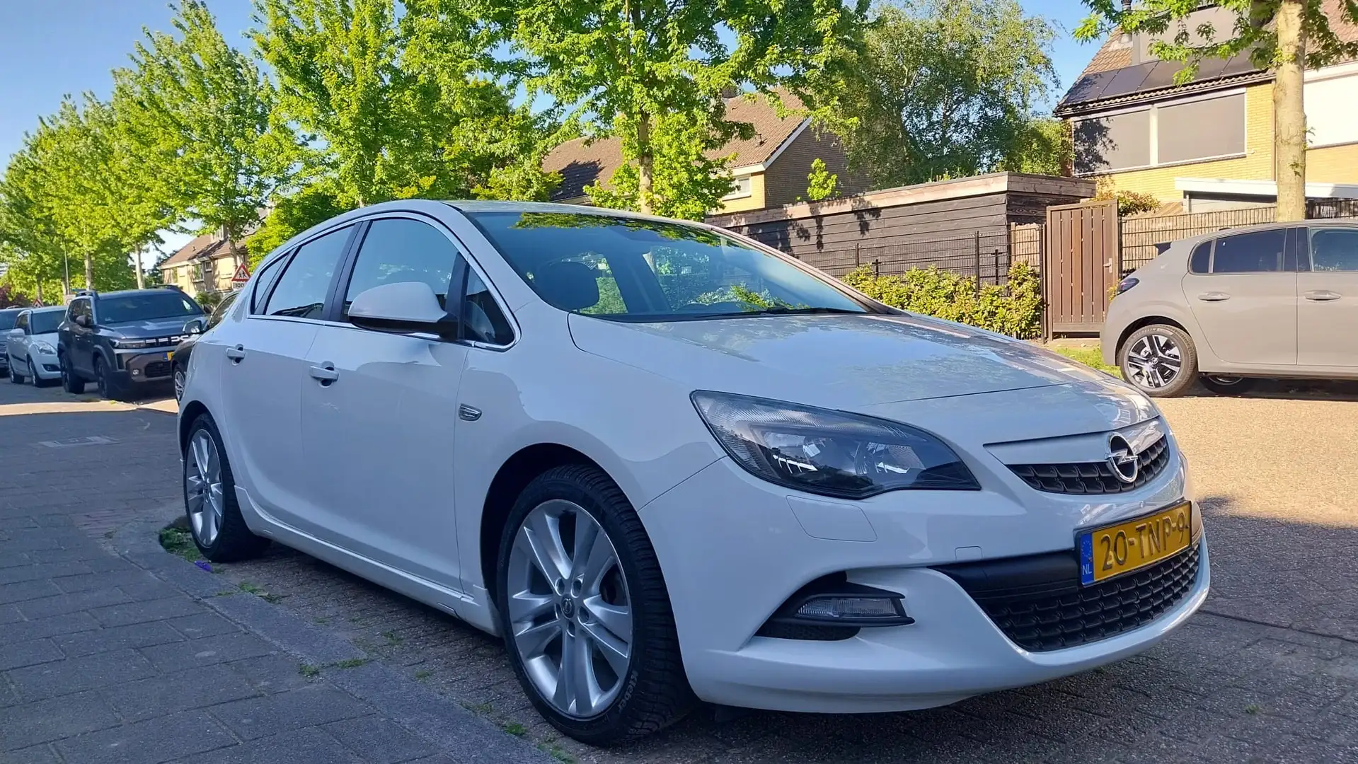 Opel Astra 1.4 Turbo Sport, uitlaat systeem. Wit - 1