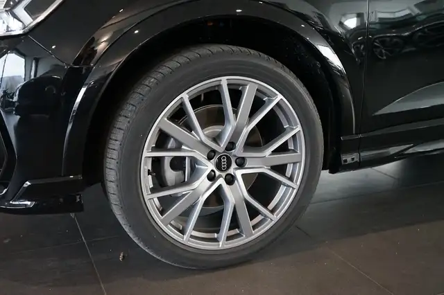 Audi Q3 view 5