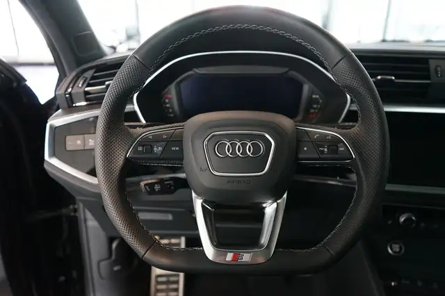 Audi Q3 view 13