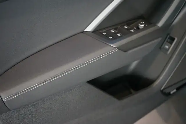 Audi Q3 view 10
