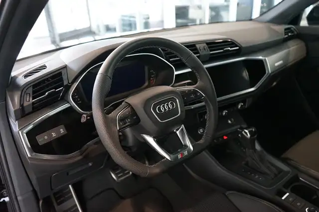 Audi Q3 view 9