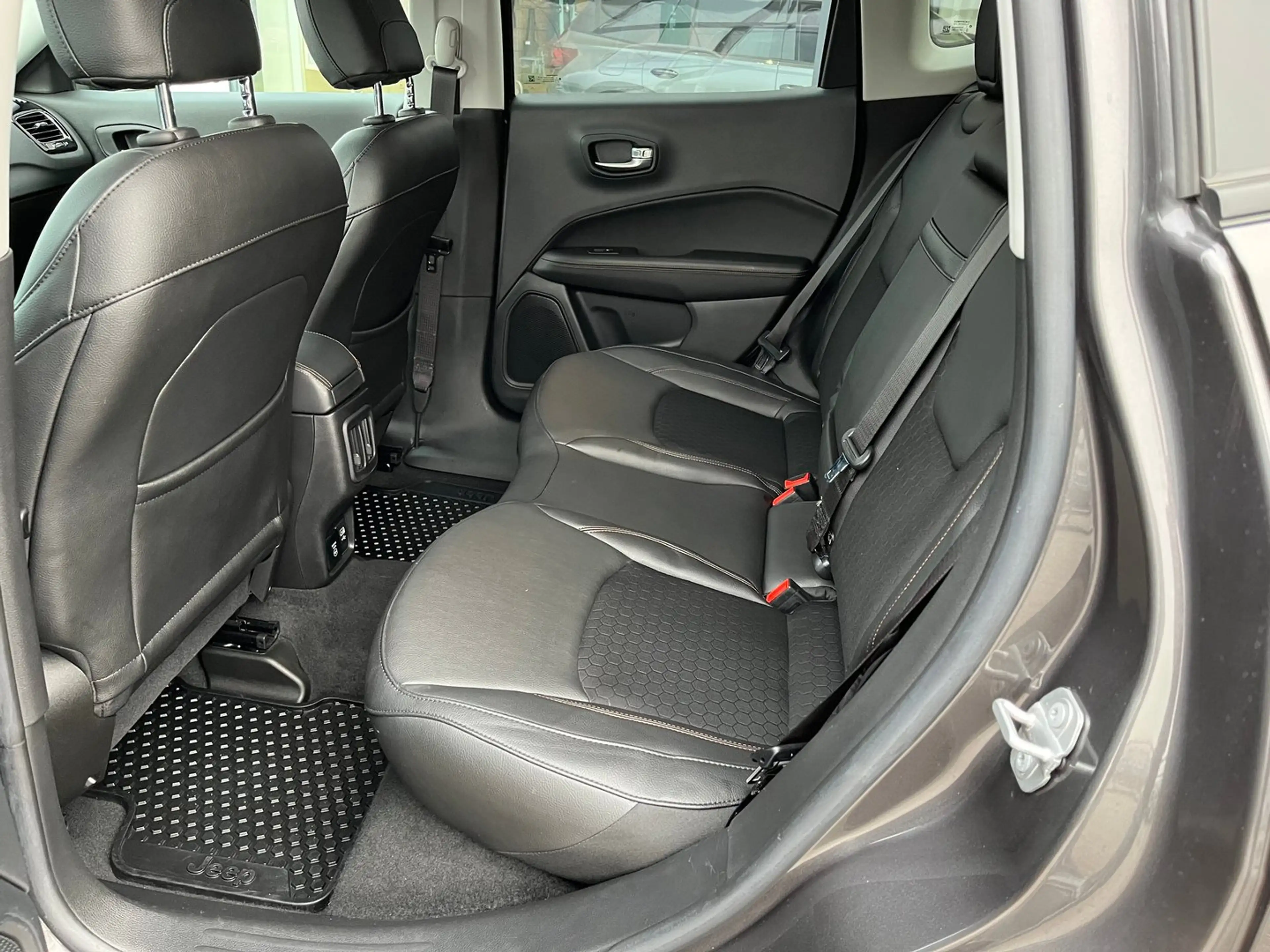 Jeep Compass Limited FWD — photo 11
