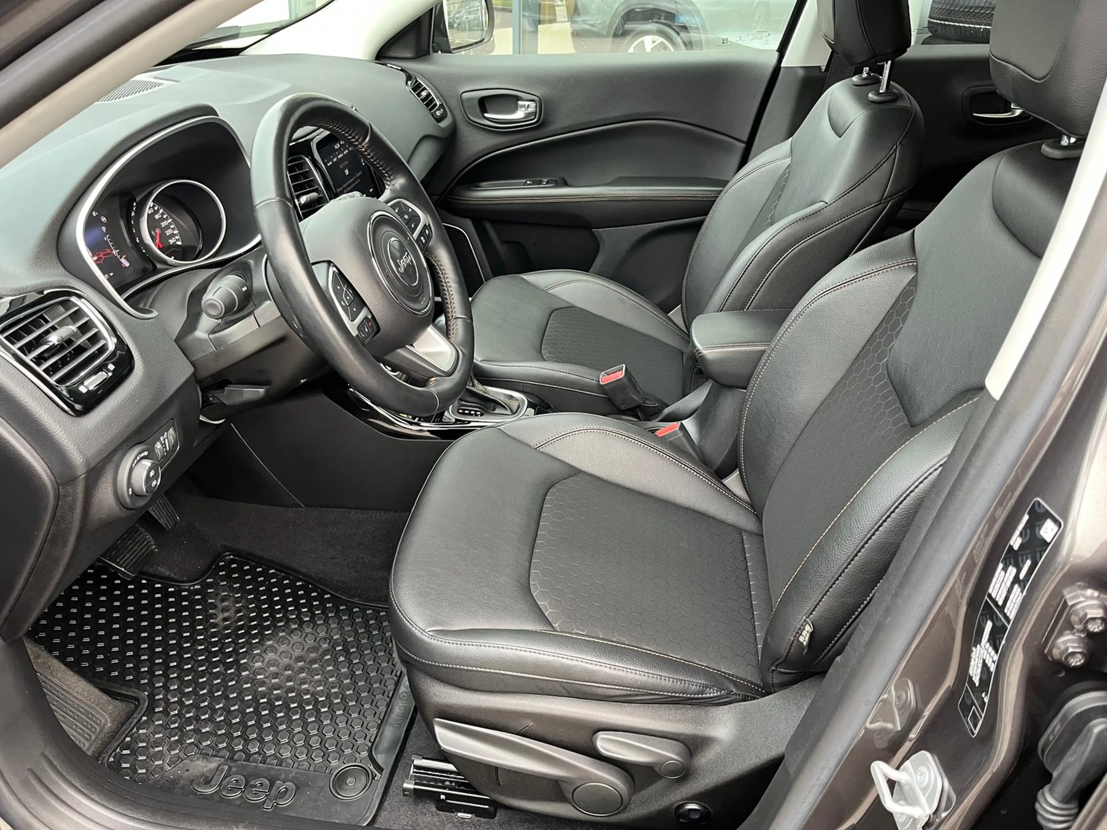 Jeep Compass Limited FWD — photo 8
