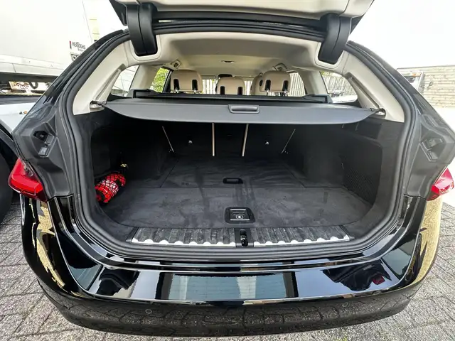 BMW 3 Series view 24